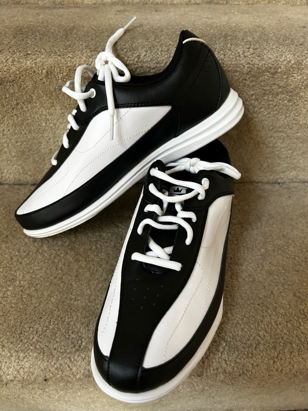 Brunswick Bowling shoe - women 8.5 wide Black & White